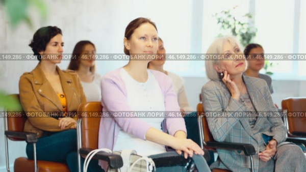 small group of female students attentively listens to teacher s speech. Advanced training. Стоковое видео, видеограф Яков Филимонов / Фотобанк Лори