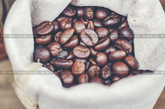 Smell of freshly grinded coffee. Стоковое фото, агентство Ingram Publishing / Фотобанк Лори