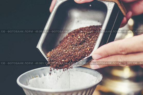 Smell of freshly grinded coffee. Стоковое фото, агентство Ingram Publishing / Фотобанк Лори