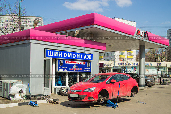Смена зимниx шин на летние. Автомобиль на домкратах. Редакционное фото, фотограф Михаил Широков / Фотобанк Лори