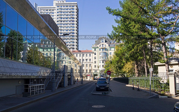 Смешение разных архитектурных стилей и эпох в центре Москвы. Угол Большой Молчановки и Трубниковского переулка. Солнечный день в середине сентября. Редакционное фото, фотограф Сергей Рыбин / Фотобанк Лори