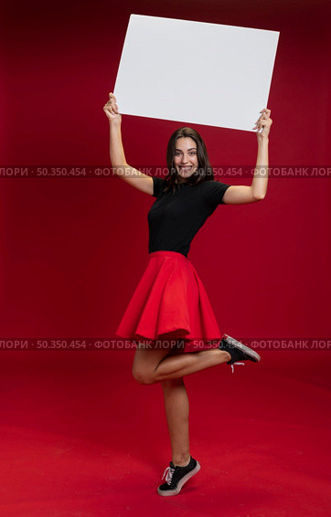 smiley woman holding empty banner. Стоковое фото, агентство Ingram Publishing / Фотобанк Лори