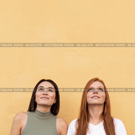 smiley women looking up with copy space. Стоковое фото, агентство Ingram Publishing / Фотобанк Лори