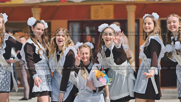 Smiling female graduates pose on the last day of school life. Стоковое фото, фотограф Mikhail Davidovich / Фотобанк Лори