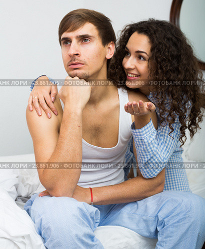 Smiling girl trying to comfort upset husband. Стоковое фото, фотограф Яков Филимонов / Фотобанк Лори