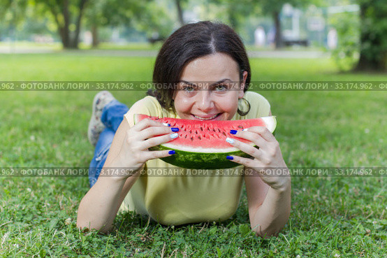 Smiling Young Woman Eating Watermelon. Стоковое фото, фотограф Mitar gavric / Smarterpix / Фотобанк Лори