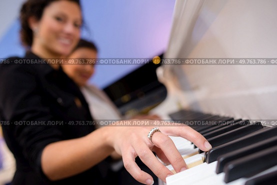 smily woman playing the piano. Стоковое фото, агентство Ingram Publishing / Фотобанк Лори