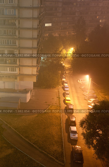Смог в Москве от горящих торфяников. Северное Чертаново. Южный административный округ (2010 год). Стоковое фото, фотограф E. O. / Фотобанк Лори