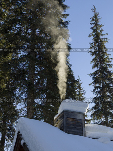 Smoke coming out of a chimney at Emerald Lake Lodge in winter, Emerald Lake, Yoho National Park, British Columbia, Canada. Стоковое фото, агентство Ingram Publishing / Фотобанк Лори