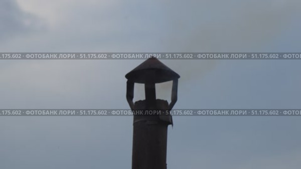 Smoke from a small chimney against a cloudy sky. Стоковое видео, видеограф Александр Прошкин / Фотобанк Лори