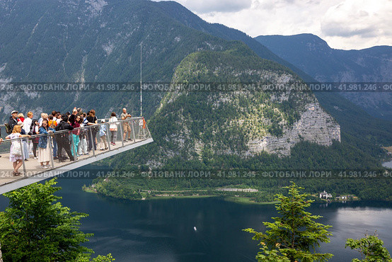Смотровая площадка Hallstatt SkyWalk с панорамным видом (2023 год). Редакционное фото, фотограф V.Ivantsov / Фотобанк Лори