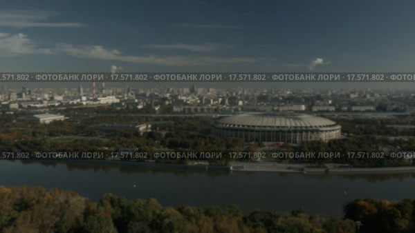 Смотровая площадка на Воробьевых горах. Вертолетная съемка. Стоковое видео, видеограф Евгений Ковалев / Фотобанк Лори