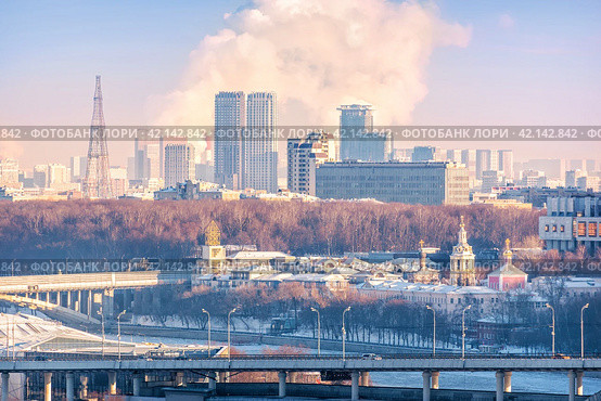 Смотровая площадка Воробьевы Горы, Лужники, Андреевский монастырь, канатная дорога, РАН, Москва (2024 год). Стоковое фото, фотограф Baturina Yuliya / Фотобанк Лори