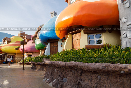 Smurfs Village in Motiongate park of Dubai Parks And Resorts (2019 год). Редакционное фото, фотограф Олег Белов / Фотобанк Лори