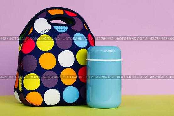 Snack on a break with a lunchbox. colorful handbag, blue thermos. lunch for a schoolboy or an office worker. place for text. Стоковое фото, фотограф Есич Елена / Фотобанк Лори