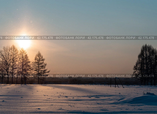 Снег искрится на заснеженном футбольном поле зимним вечером. Стоковое фото, фотограф Евгений Горбунов / Фотобанк Лори
