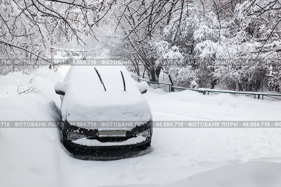Снегопад. Занесенная снегом машина, похожая на сугроб.  snow covered car. Стоковое фото, фотограф Лариса Гордеева / Фотобанк Лори
