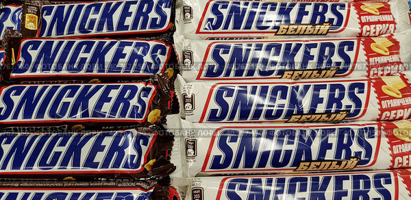 Snicker chocolate bar in grocery store (2018 год). Редакционное фото, фотограф Анна Кривицкая / Фотобанк Лори