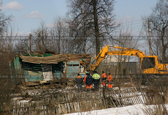 Снос деревенского дома (2009 год). Редакционное фото, фотограф Антон Алябьев / Фотобанк Лори