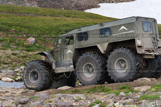Snow and swamp extreme off-road, all-terrain vehicle Predator transportation travelers and tourists (2019 год). Редакционное фото, фотограф А. А. Пирагис / Фотобанк Лори
