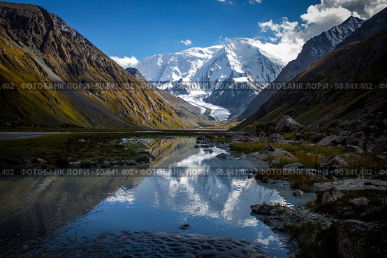 Snow-Capped Mountains Reflected in a Mountain River. Снежные горы, отражающиеся в горной реке. Стоковое фото, фотограф Никита Костылев / Фотобанк Лори