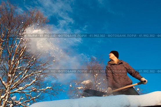 Snow cleaning from veranda, in the north of Sweden. Стоковое фото, фотограф Tamara Sushko / Фотобанк Лори