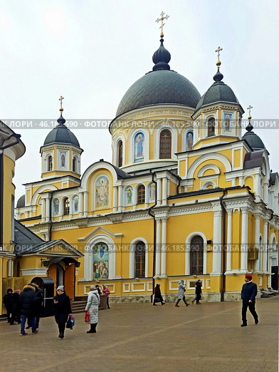 Собор Воскресения Словущего (1854-1856 гг.) . Покровский ставропигиальный женский монастырь у Покровской Заставы в Москве. Редакционное фото, фотограф stargal / Фотобанк Лори