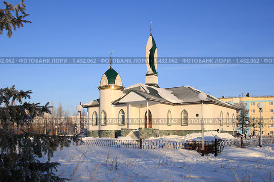Соборная мечеть "Азат сафа" в городе Надым зимой, Ямало-Ненецкий АО. Стоковое фото, фотограф Григорий Писоцкий / Фотобанк Лори