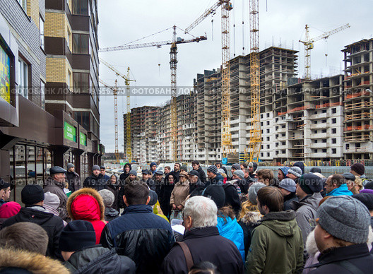 Собрание людей у строительной площадки (2015 год). Редакционное фото, фотограф Вячеслав Палес / Фотобанк Лори