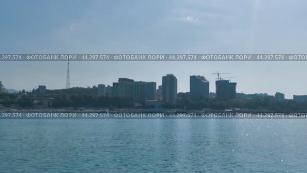 Сочи. Прогулка на катере. открытое море.  вид на центр Сочи (2024 год). Стоковое видео, видеограф Сергей Татаринцев / Фотобанк Лори