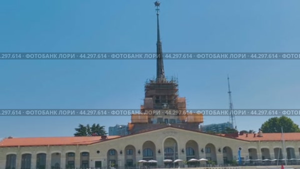 Сочи. Прогулка на катере. Заход в морпорт. Девушка в платье (2024 год). Редакционное видео, видеограф Сергей Татаринцев / Фотобанк Лори