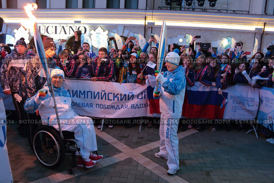 Сочи, Роза Хутор. Церемония передачи паралимпийского огня президентом паралимпийского комитета России Михаилом Терентьевым 13-кратной паралимпийской чемпионке Риме Баталовой (2014 год). Редакционное фото, фотограф Игорь Долгов / Фотобанк Лори