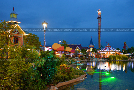 SOCHI, RUSSIA - June 18, 2017: Lovely night view of Sochi Park, which entered the TOP-25 of the best parks in Europe in 2016. Редакционное фото, фотограф Анна Мартынова / Фотобанк Лори