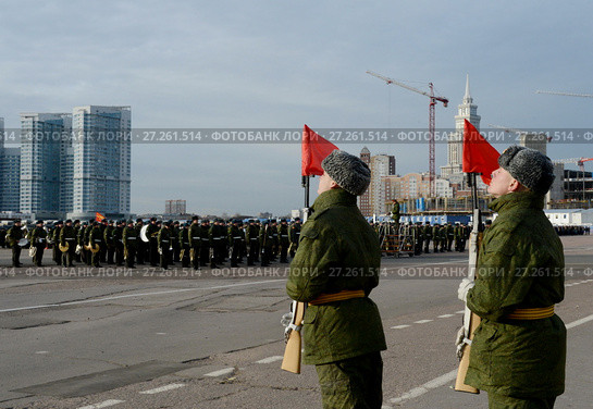 Солдаты 154 отдельного комендантского Преображенского полка готовятся к параду 7 ноября на Красной площади (2013 год). Редакционное фото, фотограф Free Wind / Фотобанк Лори