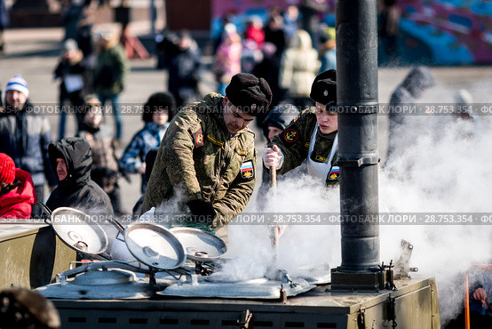 Солдаты Вооружённых Сил России готовят кашу (2018 год). Редакционное фото, фотограф Дмитрий Лебединский / Фотобанк Лори