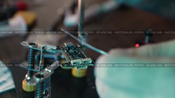 Soldering FPV Drone Motor Wires to ESC. Стоковое видео, видеограф Поскребышев Михаил / Фотобанк Лори