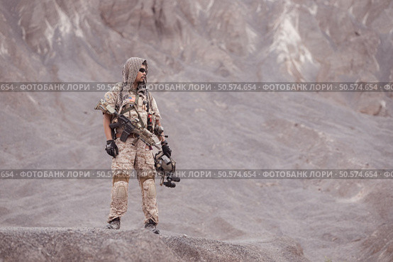 Soldiers in camouflage military uniforms carrying weapons, Reconnaissance missions in rugged mountains, Assault infantry battle training. Стоковое фото, агентство Ingram Publishing / Фотобанк Лори