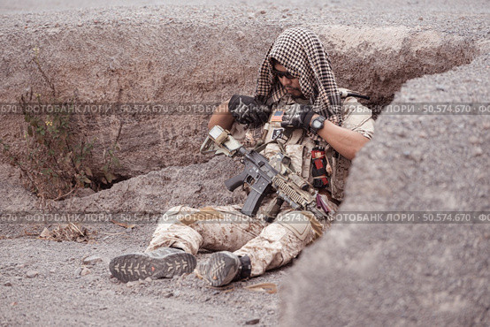 Soldiers in camouflage military uniforms carrying weapons, Reconnaissance missions in rugged mountains, Assault infantry battle training. Стоковое фото, агентство Ingram Publishing / Фотобанк Лори