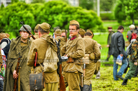 Soldiers in military uniform of the second world war at the historical reconstruction to the Day of the Border Guard. Стоковое фото, фотограф Анна Кривицкая / Фотобанк Лори