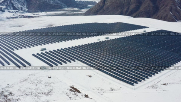 Солнечная электростанция в горах Алтая. Вид с воздуха. Solar power plant in the Altai Mountains. Aerial view. Стоковое видео, видеограф Евгений Романов / Фотобанк Лори