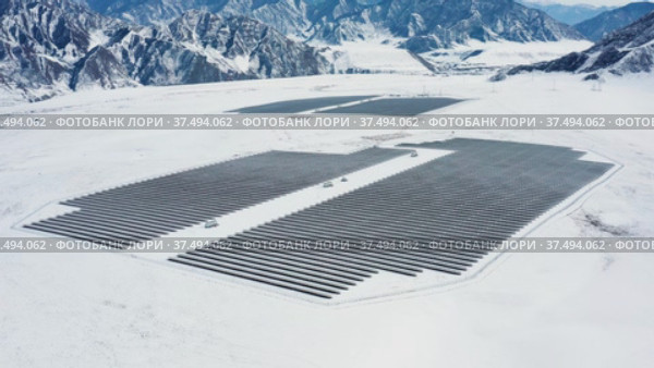 Солнечная электростанция в горах Алтая. Вид с воздуха. Solar power plant in the Altai Mountains. Aerial view. Стоковое видео, видеограф Евгений Романов / Фотобанк Лори