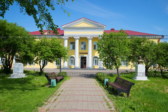 Солнечный июньский день  у здания грязелечебницы. Курорт Старая Русса (2016 год). Стоковое фото, фотограф Виктор Карасев / Фотобанк Лори