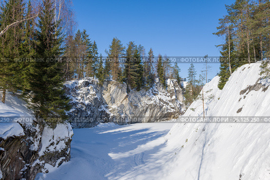 Солнечный мартовский  день в Мраморном каньоне. Горный парк Рускеала. Карелия, Россия (2021 год). Редакционное фото, фотограф Виктор Карасев / Фотобанк Лори