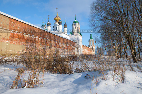 Солнечный январский день у старинного Спасо-Яковлевского Дмитриева монастыря. Ростов, Золотое кольцо России (2023 год). Стоковое фото, фотограф Виктор Карасев / Фотобанк Лори