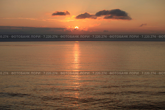 Солнце встает над морем на рассвете. Стоковое фото, фотограф Яна Королёва / Фотобанк Лори