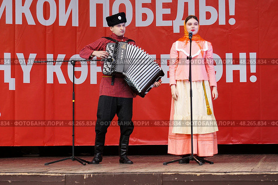 Соло в аккомпанементе баяна. Народная песня. Редакционное фото, фотограф Владимир Дресвянников / Фотобанк Лори
