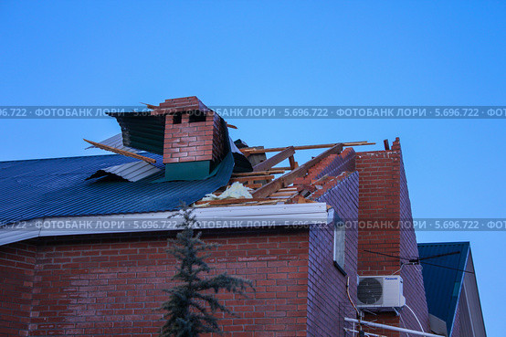 Сорванная крыша дома после норд-оста в Геленджике (2012 год). Стоковое фото, фотограф Ерохин Валентин / Фотобанк Лори