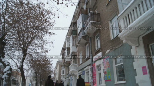 Сосульки на кровле и балконах. Уфа (2012 год). Редакционное видео, видеограф Mikhail Erguine / Фотобанк Лори