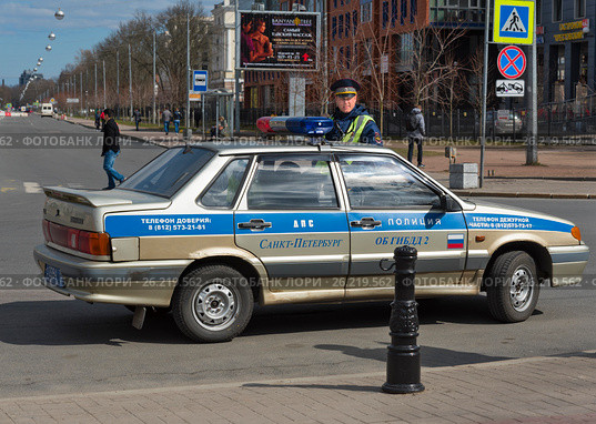 Сотрудник ДПС у автомобиля (2017 год). Редакционное фото, фотограф Александр Щепин / Фотобанк Лори