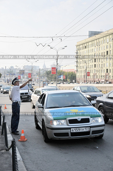 Сотрудник ГИБДД поясняет проезд на дороге. Город Москва (2010 год). Редакционное фото, фотограф stargal / Фотобанк Лори